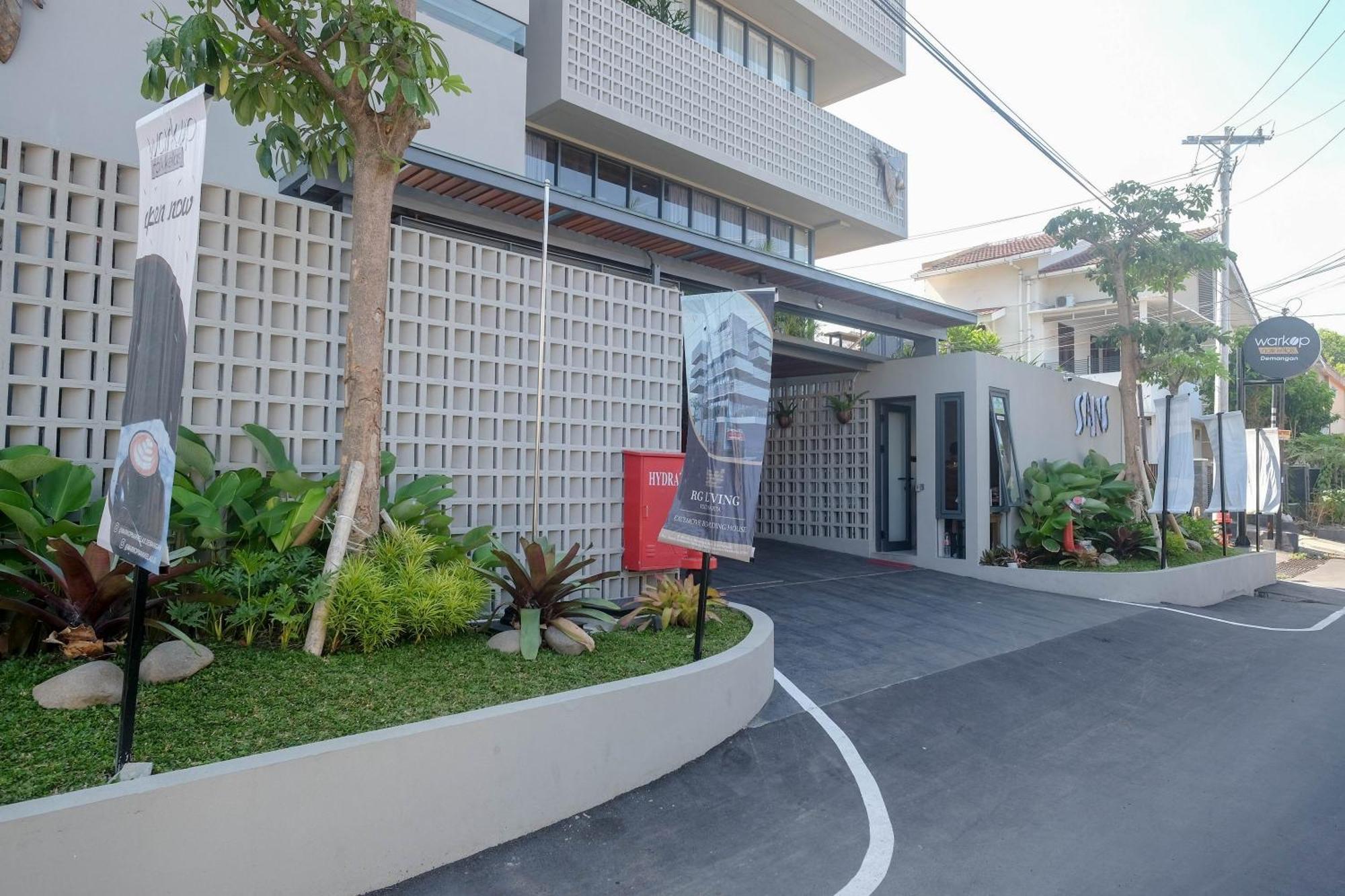Sans Hotel Rg Living Jogja By Reddoorz Pakualaman エクステリア 写真