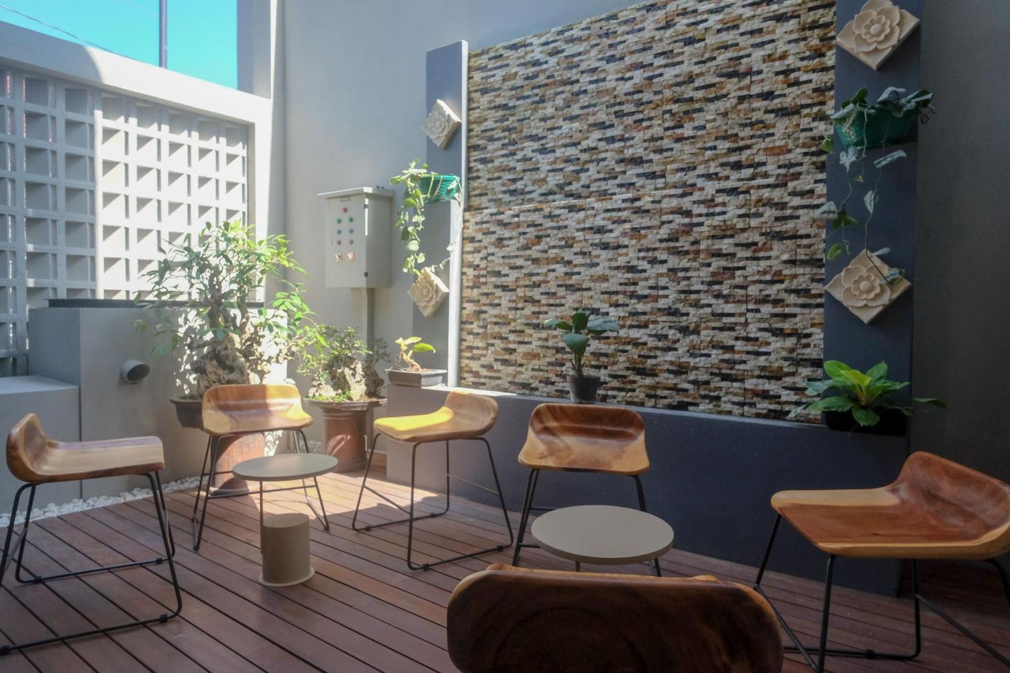 Sans Hotel Rg Living Jogja By Reddoorz Pakualaman エクステリア 写真