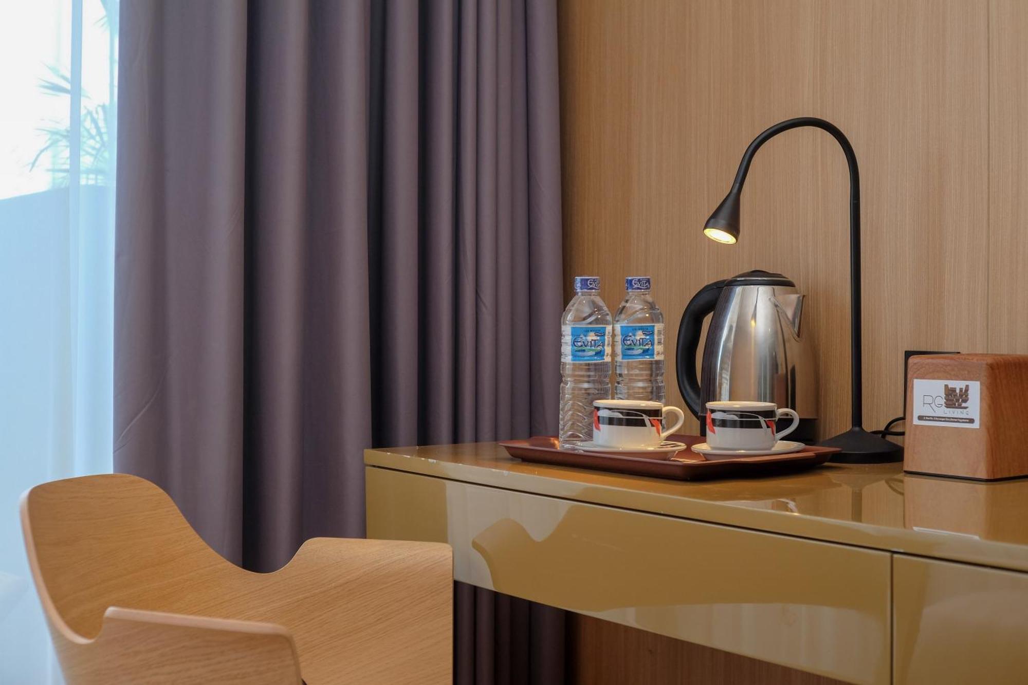 Sans Hotel Rg Living Jogja By Reddoorz Pakualaman エクステリア 写真