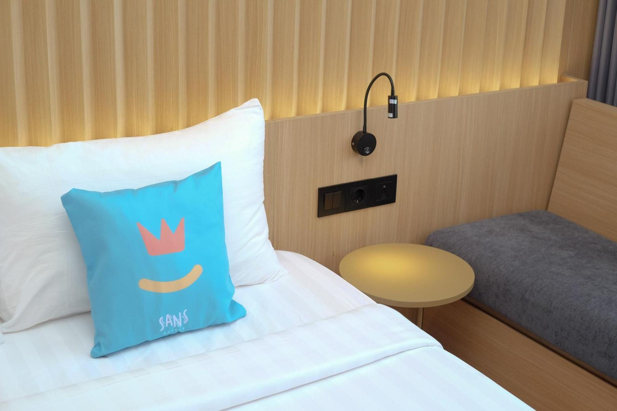Sans Hotel Rg Living Jogja By Reddoorz Pakualaman エクステリア 写真